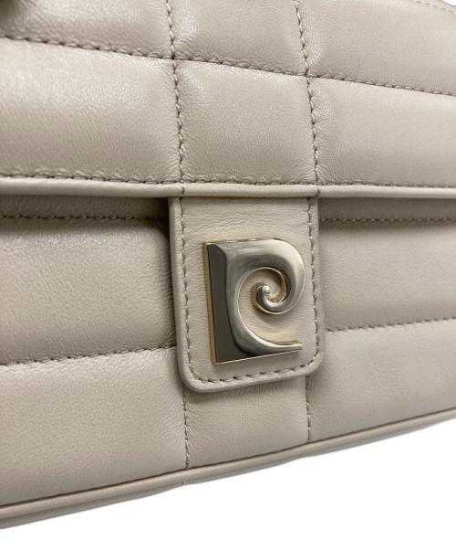 pierre cardin（ピエール・カルダン）pierre cardin (ピエール・カルダン) FRAY ID (フレイ アイディー) メタルモチーフショルダーバッグ ベージュの古着・服飾アイテム