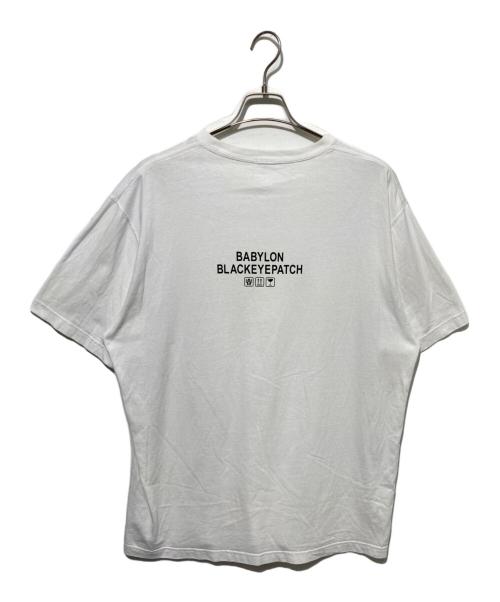 BlackEyePatch（ブラックアイパッチ）BlackEyePatch (ブラックアイパッチ) BABYLONE (バビロン) BABYLON OG LABEL TEE ホワイト サイズ:XLの古着・服飾アイテム