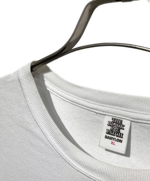 BlackEyePatch（ブラックアイパッチ）BlackEyePatch (ブラックアイパッチ) BABYLONE (バビロン) BABYLON OG LABEL TEE ホワイト サイズ:XLの古着・服飾アイテム