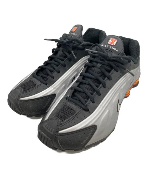 NIKE（ナイキ）NIKE (ナイキ) SHOX R4 BLACK/VAST GREY-BRIGHT MANDARIN ]ローカットスニーカー グレー サイズ:28cmの古着・服飾アイテム