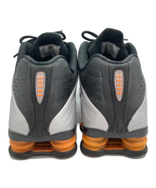 NIKE（ナイキ）NIKE (ナイキ) SHOX R4 BLACK/VAST GREY-BRIGHT MANDARIN ]ローカットスニーカー グレー サイズ:28cmの古着・服飾アイテム
