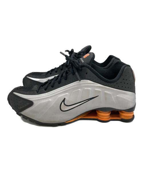 NIKE（ナイキ）NIKE (ナイキ) SHOX R4 BLACK/VAST GREY-BRIGHT MANDARIN ]ローカットスニーカー グレー サイズ:28cmの古着・服飾アイテム