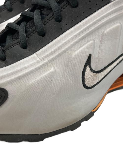 NIKE（ナイキ）NIKE (ナイキ) SHOX R4 BLACK/VAST GREY-BRIGHT MANDARIN ]ローカットスニーカー グレー サイズ:28cmの古着・服飾アイテム