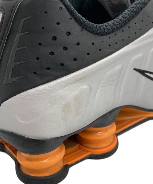 NIKE（ナイキ）NIKE (ナイキ) SHOX R4 BLACK/VAST GREY-BRIGHT MANDARIN ]ローカットスニーカー グレー サイズ:28cmの古着・服飾アイテム