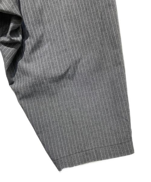 s'yte（サイト）s'yte (サイト) STRIPED SAROUEL PANTS グレー サイズ:3の古着・服飾アイテム
