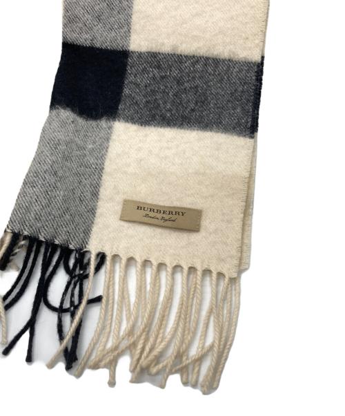 BURBERRY（バーバリー）BURBERRY (バーバリー) カシミヤチェックストール ホワイト×ブラックの古着・服飾アイテム