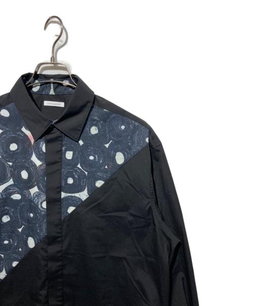 HERALBONY（ヘラルボニー）HERALBONY (ヘラルボニー) デザインシャツ(ショルダー切替) 「無題(丸)」 ブラック サイズ:Fの古着・服飾アイテム