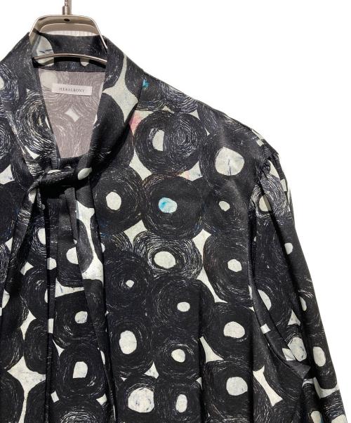 HERALBONY（ヘラルボニー）HERALBONY (ヘラルボニー) サテンボウタイブラウス「無題（丸）」 ブラック サイズ:Freeの古着・服飾アイテム