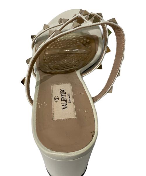 VALENTINO GARAVANI（ヴァレンティノ・ガラヴァーニ）VALENTINO GARAVANI (ヴァレンティノ・ガラヴァーニ) スタッズサンダル ベージュ サイズ:39の古着・服飾アイテム