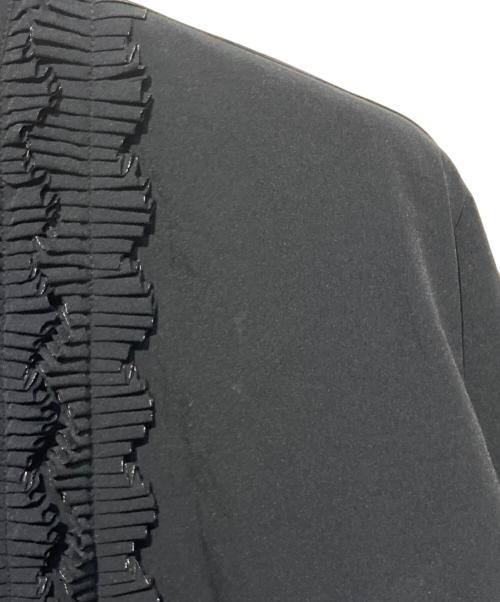 UNITED ARROWS TOKYO（ユナイテッドアローズトウキョウ）UNITED ARROWS TOKYO (ユナイテッドアローズトウキョウ) タック フリルVネック ハーフスリーブ ブラウス ネイビー サイズ:不明の古着・服飾アイテム
