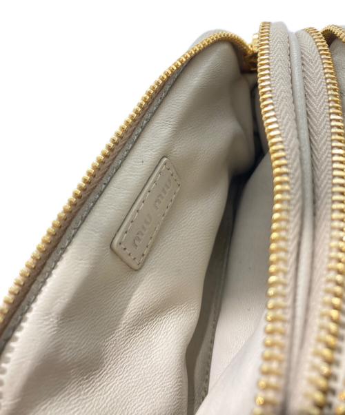 MIU MIU（ミュウミュウ）MIU MIU (ミュウミュウ) レザーポーチ ベージュの古着・服飾アイテム