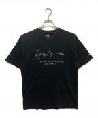 New Era×Yohji Yamamoto pour hommeニューエラ×ヨウジヤマモト プールオム）の古着「ロゴプリントTシャツ」｜ブラック
