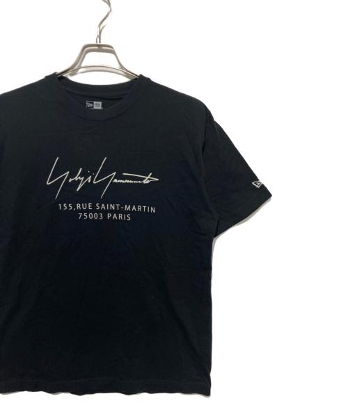 New Era（ニューエラ）New Era (ニューエラ) Yohji Yamamoto pour homme (ヨウジヤマモト プールオム) ロゴプリントTシャツ ブラック サイズ:Ｌの古着・服飾アイテム