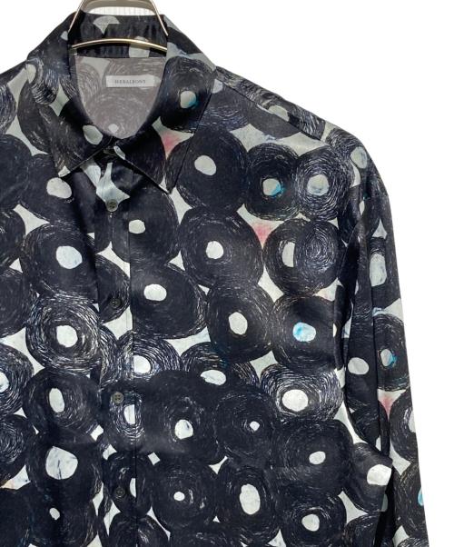 HERALBONY（ヘラルボニー）HERALBONY (ヘラルボニー) サテンシャツブラウス「(無題)(丸)」 グレー×ブラック サイズ:Freeの古着・服飾アイテム