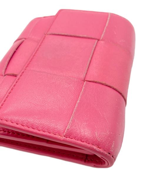 BOTTEGA VENETA（ボッテガベネタ）BOTTEGA VENETA (ボッテガベネタ) カセット マキシイントレチャート コンパクトウォレット ピンクの古着・服飾アイテム