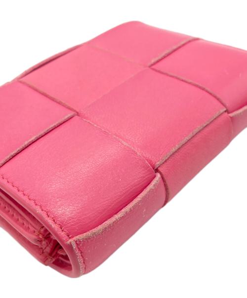 BOTTEGA VENETA（ボッテガベネタ）BOTTEGA VENETA (ボッテガベネタ) カセット マキシイントレチャート コンパクトウォレット ピンクの古着・服飾アイテム