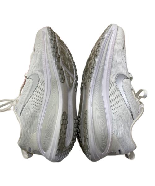 NIKE（ナイキ）NIKE (ナイキ) VOMERO 18 ローカットスニーカー ホワイト サイズ:27の古着・服飾アイテム