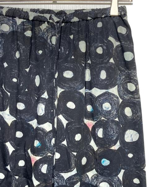 HERALBONY（ヘラルボニー）HERALBONY (ヘラルボニー) サテンパンツ「（無題）（丸）」 ブラック サイズ:Freeの古着・服飾アイテム