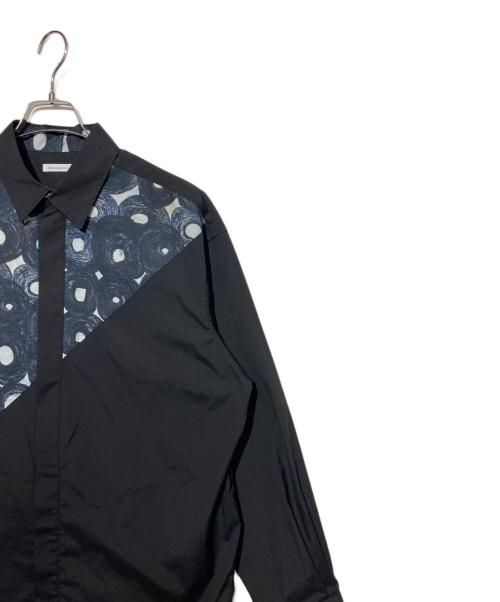 HERALBONY（ヘラルボニー）HERALBONY (ヘラルボニー) デザインシャツ（ショルダー切替）ブラックA「（無題）（丸）」 ブラック サイズ:Fの古着・服飾アイテム