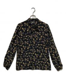 DOLCE & GABBANA（ドルチェ＆ガッバーナ）の古着「総柄ボウタイブラウス」｜ブラック