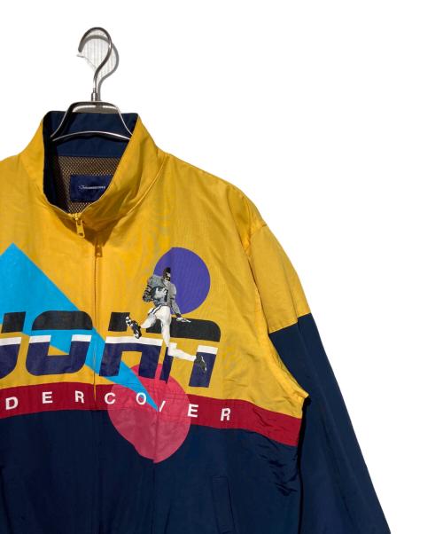 JohnUNDERCOVER（ジョンアンダーカバー）JohnUNDERCOVER (ジョンアンダーカバー) プリントジップブルゾン イエロー×ネイビー サイズ:3の古着・服飾アイテム