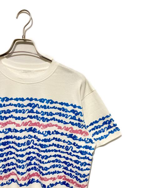 HERALBONY（ヘラルボニー）HERALBONY (ヘラルボニー) アートボーダーTシャツ「blue brush-mm2025」 ホワイト サイズ:Ｍの古着・服飾アイテム