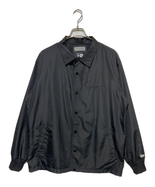 Yohji Yamamoto pour homme（ヨウジヤマモト プールオム）Yohji Yamamoto pour homme (ヨウジヤマモト プールオム) New Era (ニューエラ) CROW PRINT COACH JACKET ブラック サイズ:4の古着・服飾アイテム