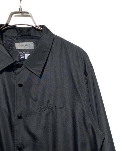 Yohji Yamamoto pour homme（ヨウジヤマモト プールオム）Yohji Yamamoto pour homme (ヨウジヤマモト プールオム) New Era (ニューエラ) CROW PRINT COACH JACKET ブラック サイズ:4の古着・服飾アイテム