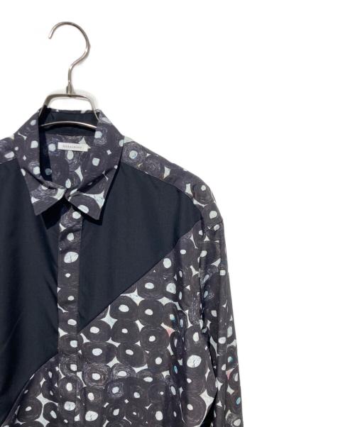 HERALBONY（ヘラルボニー）HERALBONY (ヘラルボニー) デザインシャツ（ショルダー切替）ブラックB「（無題）（丸）」 グレー×ブラック サイズ:Freeの古着・服飾アイテム