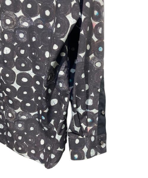 HERALBONY（ヘラルボニー）HERALBONY (ヘラルボニー) デザインシャツ（ショルダー切替）ブラックB「（無題）（丸）」 グレー×ブラック サイズ:Freeの古着・服飾アイテム