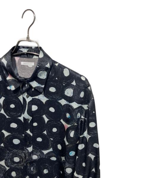 HERALBONY（ヘラルボニー）HERALBONY (ヘラルボニー) サテンシャツブラウス「無題（丸）」 グレー×ブラック サイズ:Freeの古着・服飾アイテム