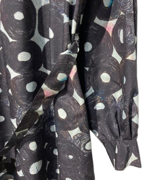 HERALBONY（ヘラルボニー）HERALBONY (ヘラルボニー) クルーネックワンピース「（無題）（丸）」 グレー×ブラック サイズ:Freeの古着・服飾アイテム