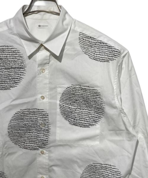 HERALBONY（ヘラルボニー）HERALBONY (ヘラルボニー) レギュラーカラーシャツ「marina-moji003」 ホワイト サイズ:Mの古着・服飾アイテム