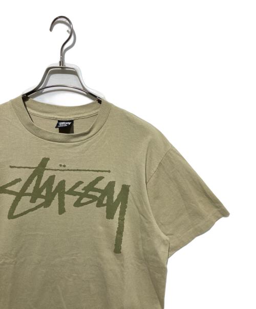 stussy（ステューシー）stussy (ステューシー) BEACH ROOTS プリントTシャツ カーキ サイズ:Lの古着・服飾アイテム