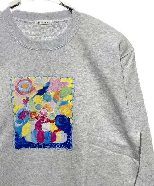 HERALBONY（ヘラルボニー）HERALBONY (ヘラルボニー) レギュラーフィットクループルオーバー「I LOVE YOU MOM」 グレー サイズ:Lの古着・服飾アイテム