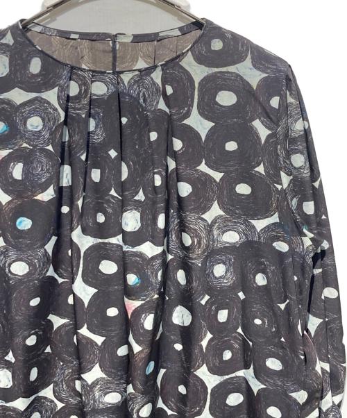 HERALBONY（ヘラルボニー）HERALBONY (ヘラルボニー) クルーネックワンピース「（無題）（丸）」 グレー×ブラック サイズ:Freeの古着・服飾アイテム