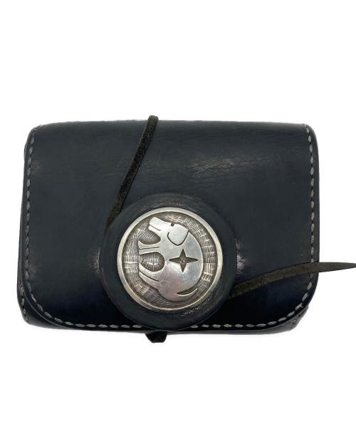 LUCKY JOHN（ラッキージョン）LUCKY JOHN (ラッキージョン) コンチョ レザーショルダーウォレット ブラックの古着・服飾アイテム