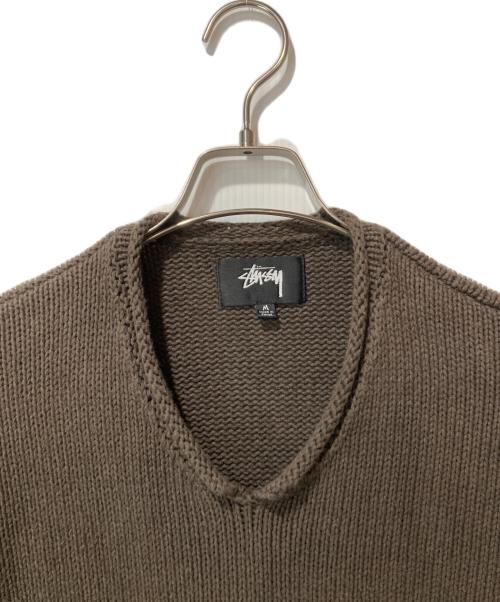 stussy（ステューシー）stussy (ステューシー) EMBROIDERED V-NECK LOGO SWEATER ブラウン サイズ:Mの古着・服飾アイテム