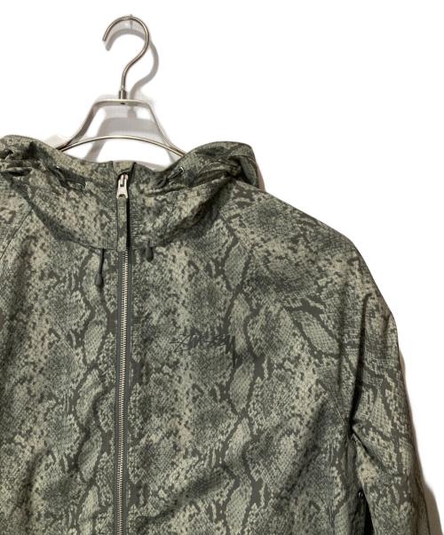 stussy（ステューシー）stussy (ステューシー) BEACH SHELL SNAKE PRINT NYLON  ジャケット グレー サイズ:Sの古着・服飾アイテム