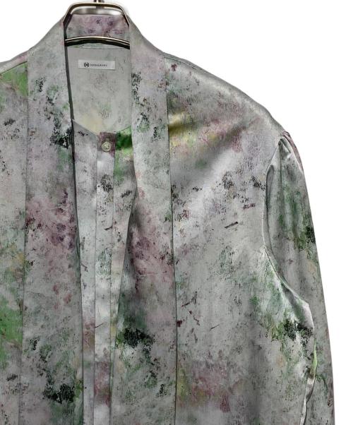 HERALBONY（ヘラルボニー）HERALBONY (ヘラルボニー) サテンボウタイブラウス「サクラ」 グレー サイズ:Fの古着・服飾アイテム