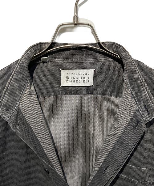 Maison Martin Margiela（メゾンマルタンマルジェラ）Maison Martin Margiela (メゾンマルタンマルジェラ) 比翼ストライプシャツ グレー サイズ:1の古着・服飾アイテム