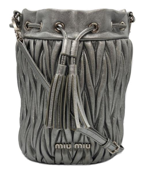 MIU MIU（ミュウミュウ）MIU MIU (ミュウミュウ) マテラッセ ショルダーバッグ シルバーの古着・服飾アイテム
