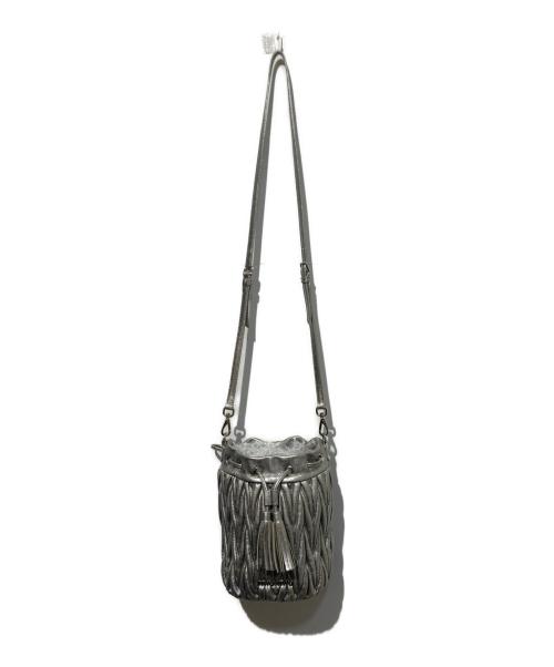 MIU MIU（ミュウミュウ）MIU MIU (ミュウミュウ) マテラッセ ショルダーバッグ シルバーの古着・服飾アイテム