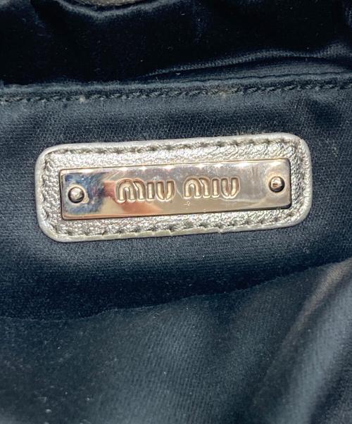MIU MIU（ミュウミュウ）MIU MIU (ミュウミュウ) マテラッセ ショルダーバッグ シルバーの古着・服飾アイテム