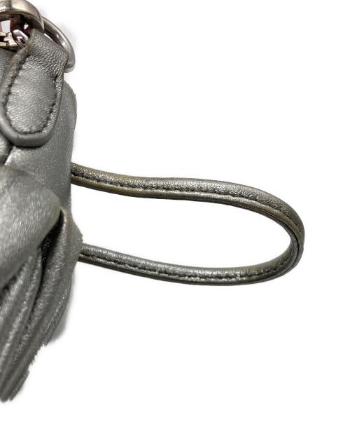 MIU MIU（ミュウミュウ）MIU MIU (ミュウミュウ) マテラッセ ショルダーバッグ シルバーの古着・服飾アイテム