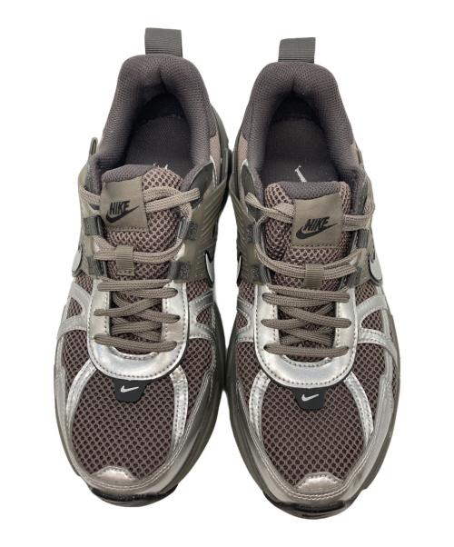 NIKE（ナイキ）NIKE (ナイキ) V2K RUN ローカットスニーカー グレー サイズ:26.5の古着・服飾アイテム