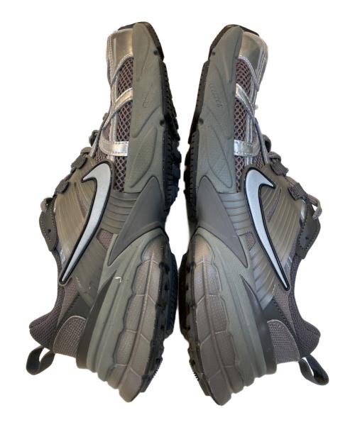 NIKE（ナイキ）NIKE (ナイキ) V2K RUN ローカットスニーカー グレー サイズ:26.5の古着・服飾アイテム
