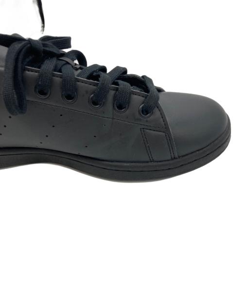 adidas（アディダス）adidas (アディダス) STANSMITH ローカットスニーカー ブラック サイズ:27の古着・服飾アイテム