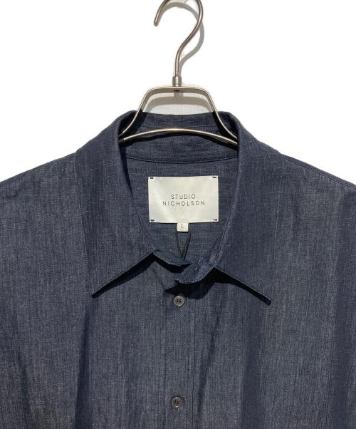 STUDIO NICHOLSON（スタジオ ニコルソン）STUDIO NICHOLSON (スタジオ ニコルソン) OLI SHIRT インディゴ サイズ:L 未使用品の古着・服飾アイテム
