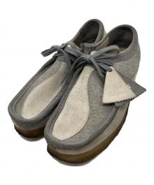 CLARKS ORIGINALS（クラークス オリジナルズ）の古着「ワラビーブーツ」｜グレー×ベージュ